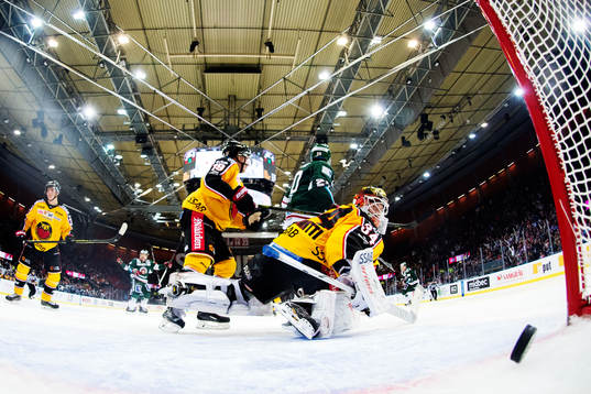Luleås målvakt Joel Lassinatti ser pucken gå i mål när