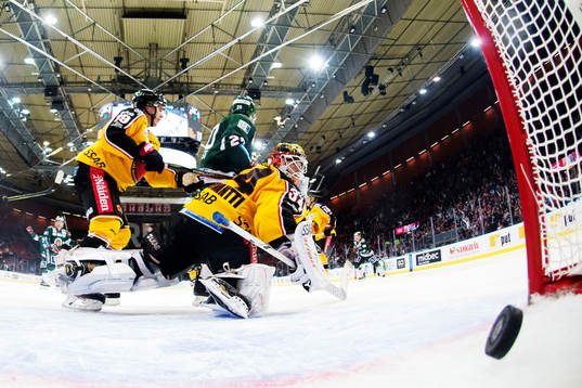 Luleås målvakt Joel Lassinatti ser pucken gå i mål när