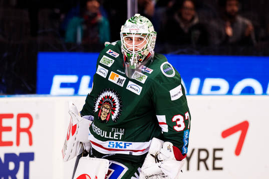 Frölundas målvakt Johan Gustafsson jublar på slutsignalen