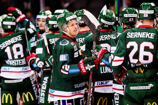 Frölundas Max Friberg jublar med lagkamrater