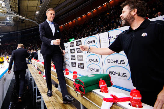 Frölundas tränare Roger Rönnberg jublar med
