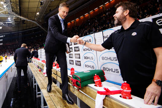 Frölundas tränare Roger Rönnberg jublar med