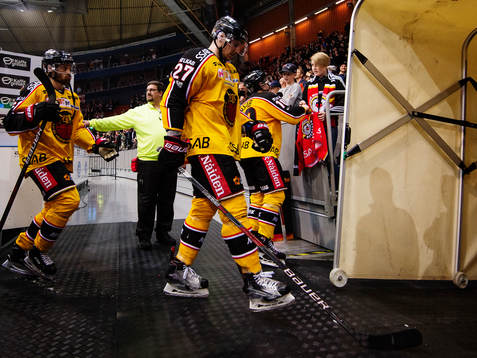 Luleås Brendan Mikkelson deppar på väg ut i spelargången
