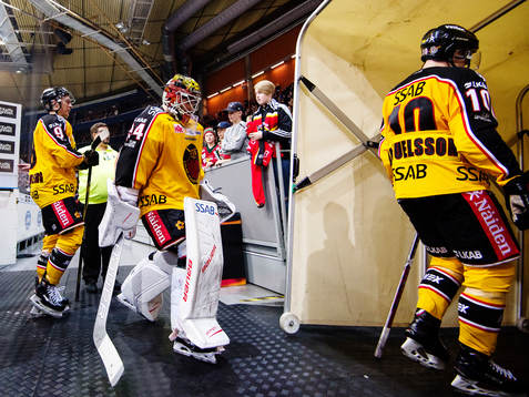 Luleås målvakt Joel Lassinatti deppar på väg ut i