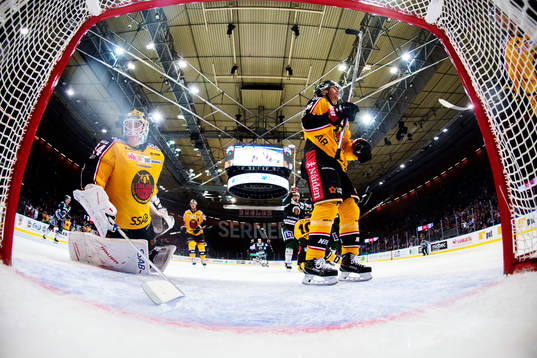 Luleås målvakt Joel Lassinatti och Jan Sandström deppar