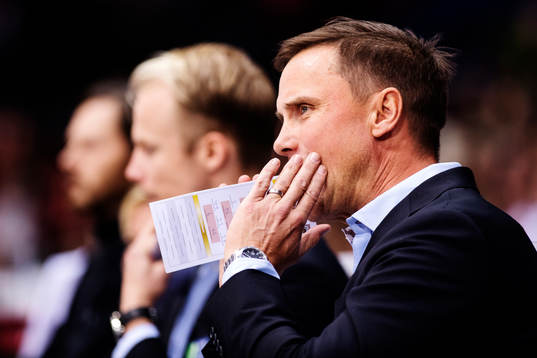 Frölundas tränare Roger Rönnberg instruerar spelarna