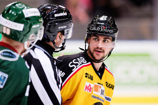 Frölundas Simon Hjalmarsson och Luleås Joey Hishon i en