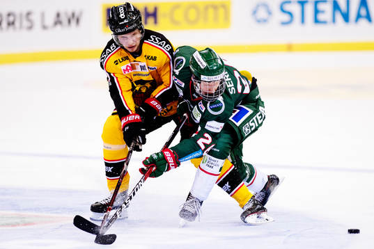 Luleås Petter Emanuelsson och Frölundas Rasmus Dahlin i