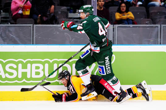 Luleås Andreas Falk ligger ner medan Frölundas Pontus