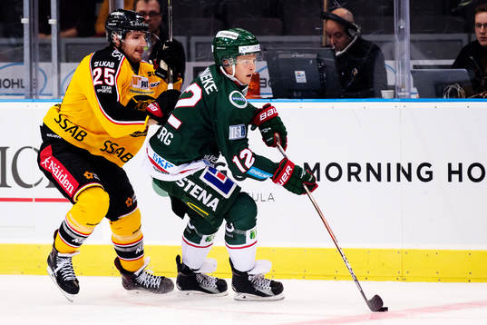 Luleås Anton Hedman och Frölundas Max Friberg i kamp om