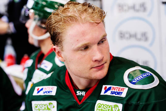 Frölundas Carl Grundström utan hjälm i avbytarbåset
