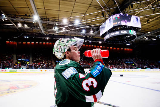Frölundas målvakt Johan Gustafsson dricker