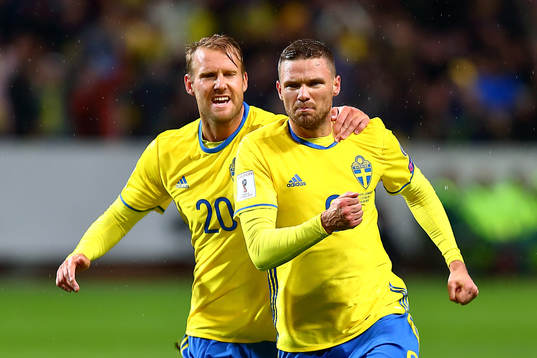 Sveriges Ola Toivonen och Marcus Berg jublar