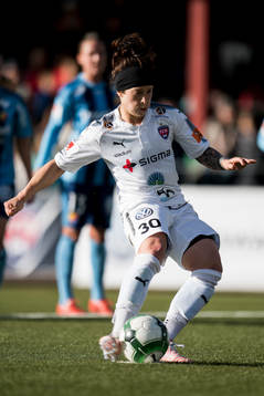 Rosengårds Ella Masar skjuter från straffpunkten