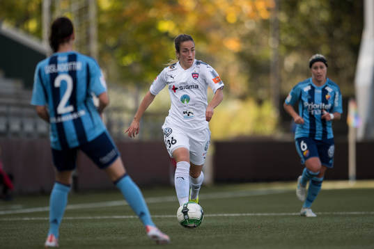 Rosengårds Edina Filekovic mellan Djurgårdens Hallbera