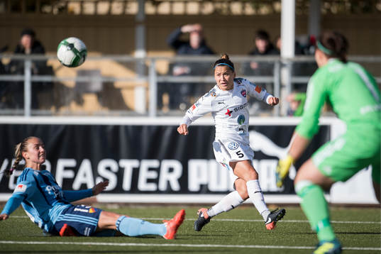 Rosengårds Alexandra Riley gör inlägg