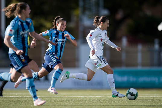 Rosengårds Iva Landeka jagas av Djurgårdens Freja