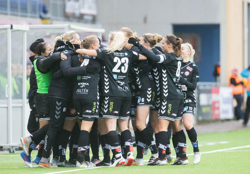 Kristianstads Mia Carlsson och hennes lagkompisar jublar