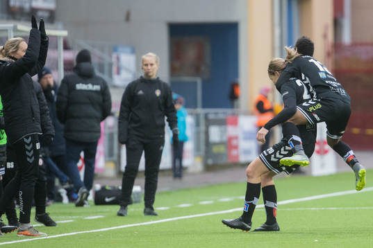 Kristianstads Mia Carlsson jublar med Ogonna Chukwudi  på