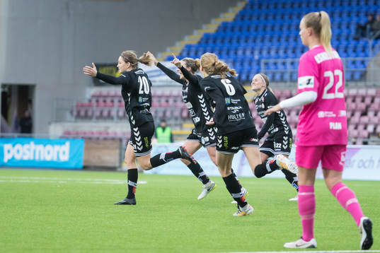 Kristianstads Mia Carlsson  jublar