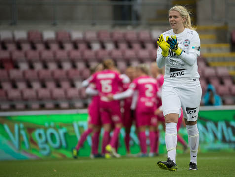 Eskilstunas målvakt Emelie Lundberg jublar med övriga