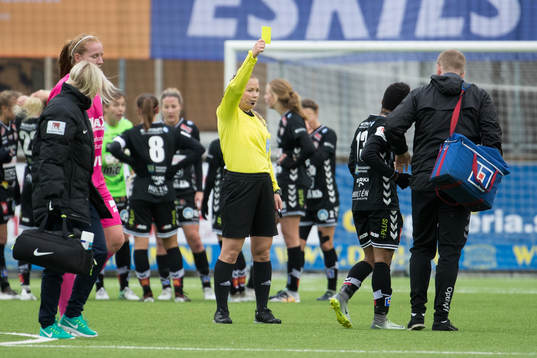 Domare Laura Rapp visar Kristianstads Ogonna Chukwudi det
