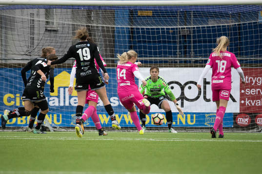 Eskilstunas Mimmi Larsson skjuter mot mål framför