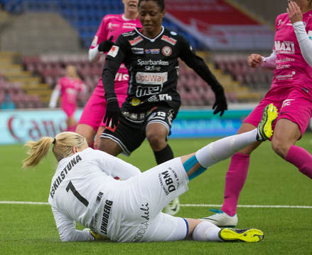 Eskilstunas målvakt Emelie Lundberg har bollen i säkert