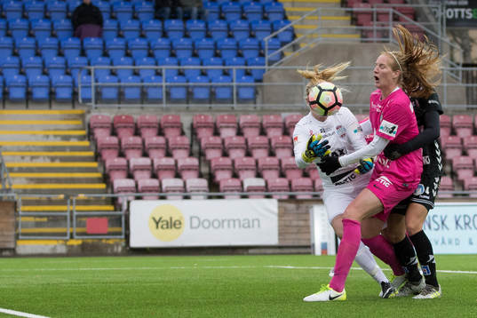 Eskilstunas målvakt Emelie Lundberg, Vaila Barsley och