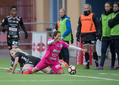 Eskilstunas Malin Diaz går omkull