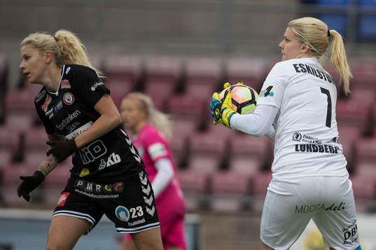 Eskilstunas målvakt Emelie Lundberg och Kristianstads Tine