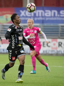 Kristianstads Ogonna Chukwudi med ögonen på bollen