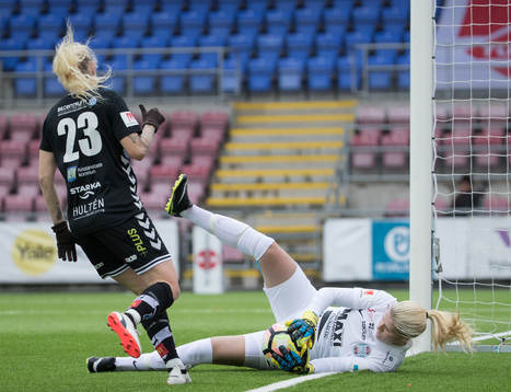 Eskilstunas målvakt Emelie Lundberg med bollen framför