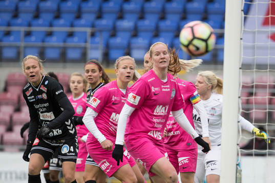 Kristianstads Therese Ivarsson ser bollen passera utanför