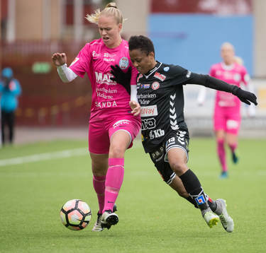 Kristianstads Ogonna Chukwudi i en tuff duell med