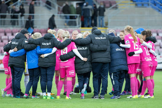 glada Eskilstuna United spelare jublar