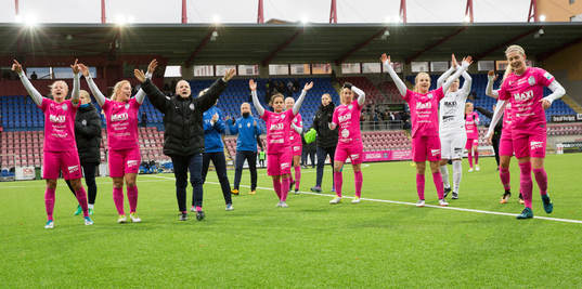 Eskilstuna United spelare jublar