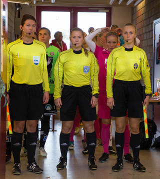 domar trojkan på när ut till fotbollsmatchen i