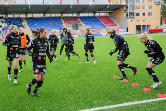 Kristianstads spelare värmer upp innan fotbollsmatchen i