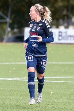 Kvarnsvedens Julia Roddar  i fotbollsmatchen i