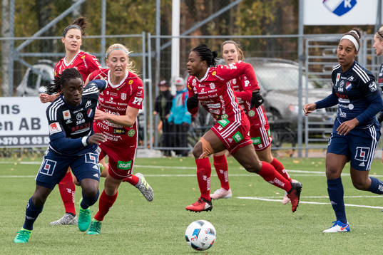 Kvarnsvedens och Piteås Julia Karlenäs i kamp om bollen i