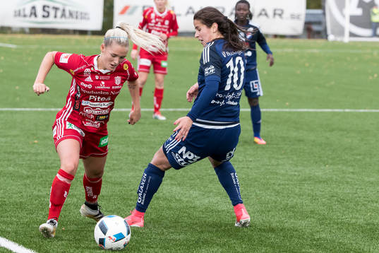 Piteås Ronja Aronsson och Kvarnsvedens Armina Kuc  i