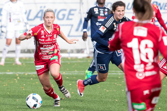 Piteås Ronja Aronsson och Kvarnsvedens Armina Kuc  i