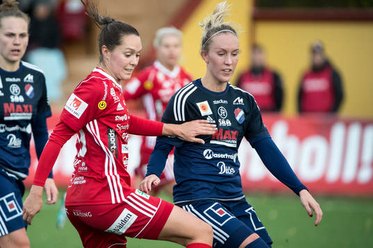 Piteås Felicia Karlsson och Kvarnsvedens Julia Roddar  i