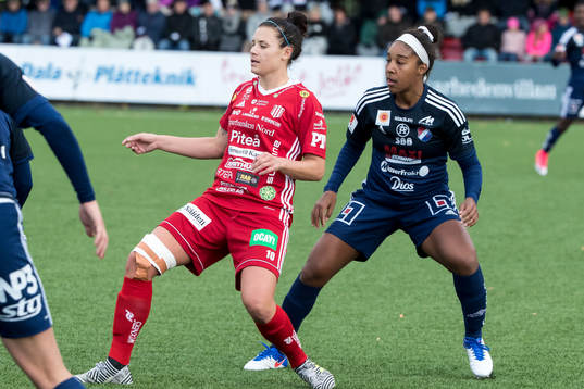Piteås Hanna Pettersson och Kvarnsvedens Karin Winka  i
