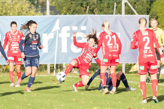 Kamp om bollen i fotbollsmatchen i damallsvenskan mellan