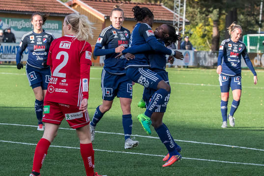 Kvarnsvedens Tabitha Chawinga och Elisabeth Addo jublar