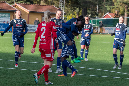 Kvarnsvedens Tabitha Chawinga och Elisabeth Addo jublar