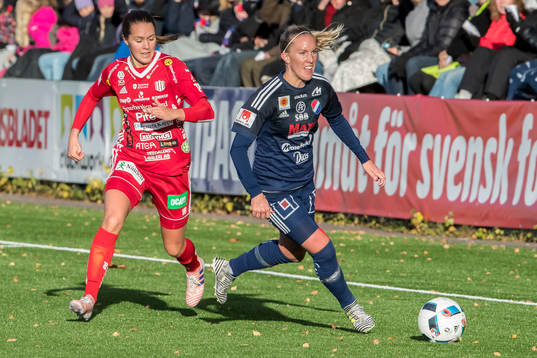 Piteås Felicia Karlsson jagar Kvarnsvedens Julia Roddar  i