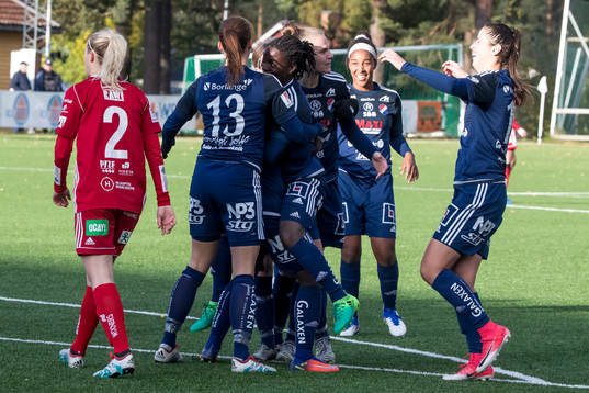 Kvarnsvedens Tabitha Chawinga och Elisabeth Addo Marie